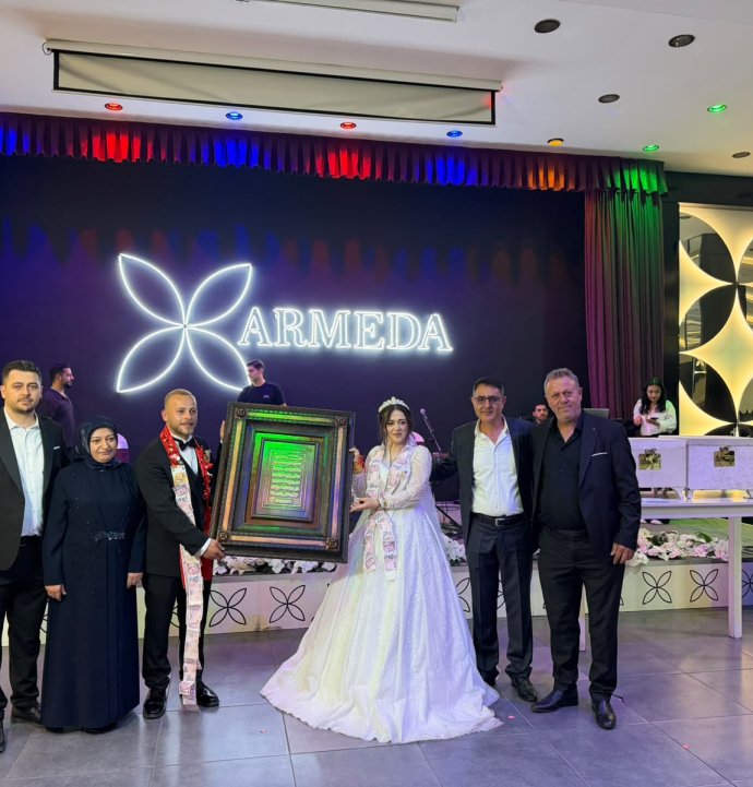 Düğünde takı olarak altın yerine bakır rölyef hediye etti!
