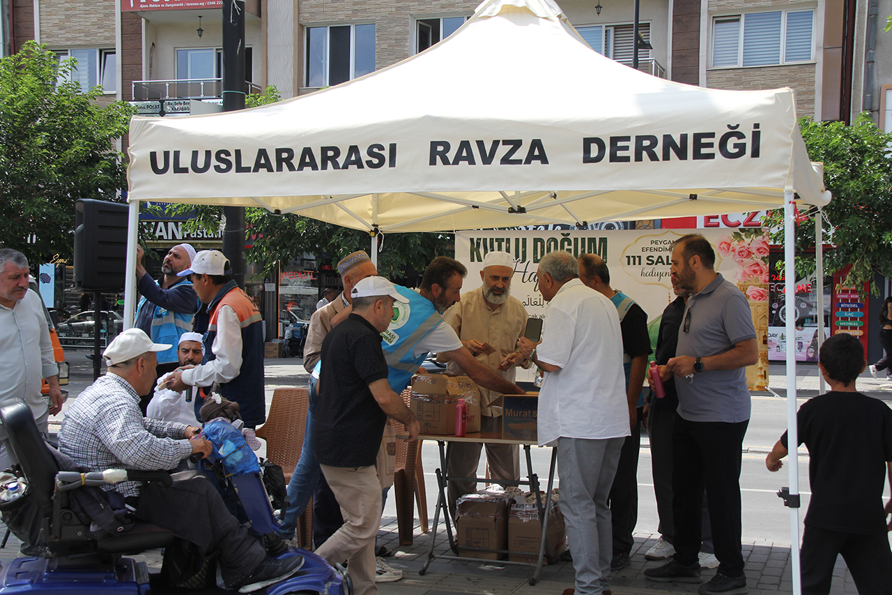 Uluslararası Ravza Derneği’nden Mevlid Kandili'nde lokum ve gül suyu ikramı!