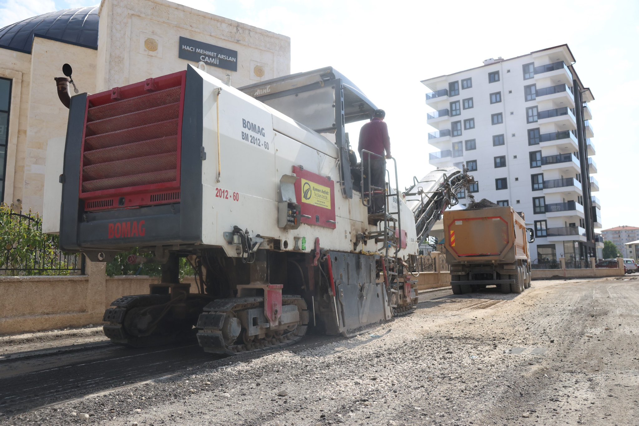 Mahallelerde yol ve altyapı çalışması sürüyor