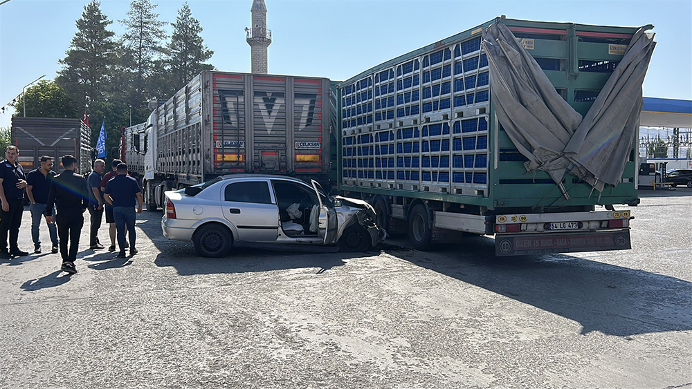 Polisten kaçtı, TIR’ın altına girdi: 1’i ağır 2 yaralı