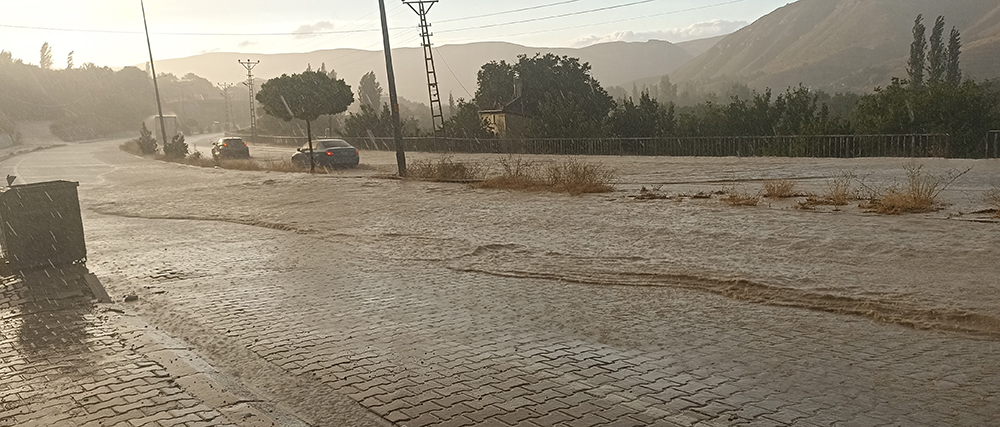 Gürün’de şiddetli yağış ulaşımı aksattı