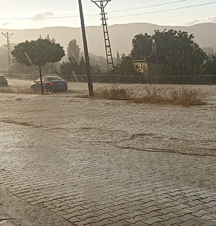 Gürün’de şiddetli yağış ulaşımı aksattı