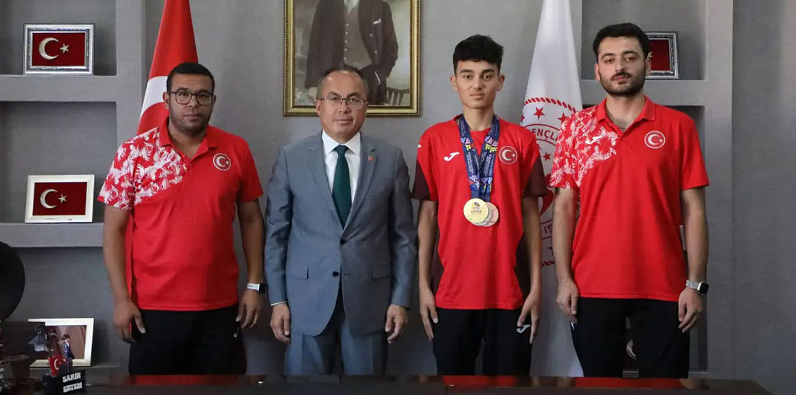 3 madalyalı sporcuya müdürden tebrik