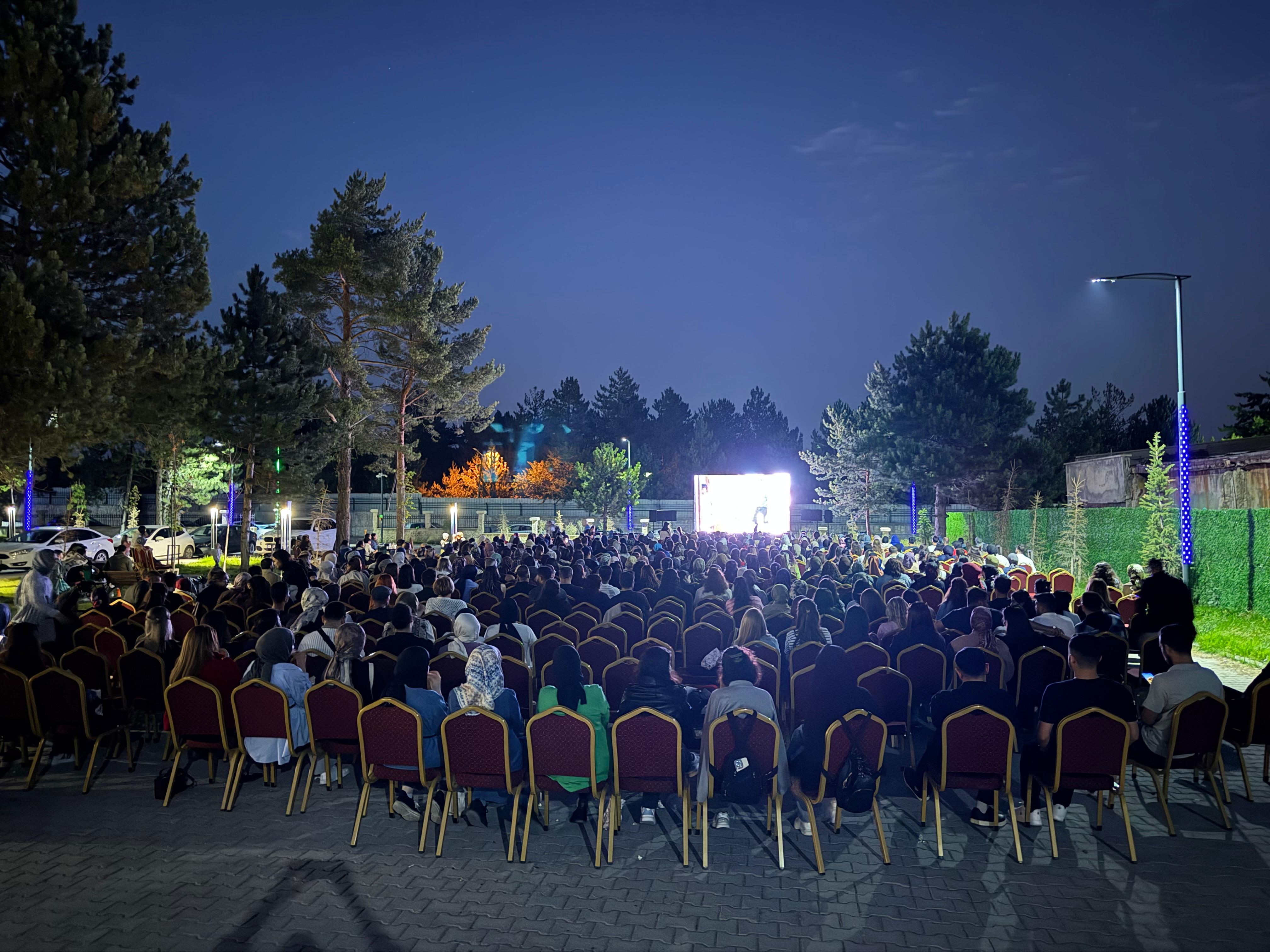 Öğretmen adayları ve aileleri açık havada sinema etkinliğinde buluştu!