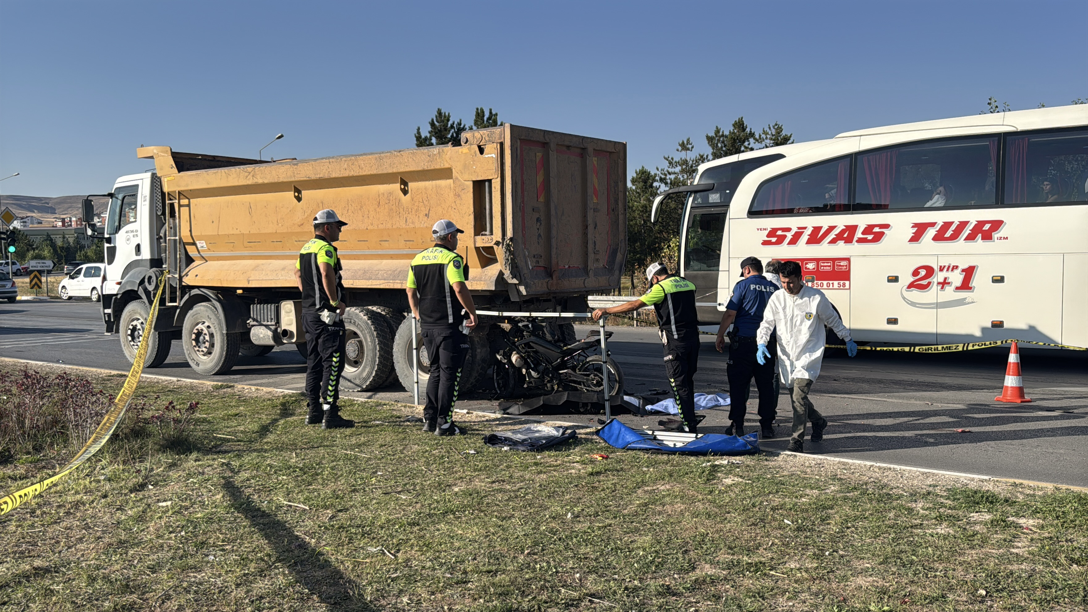 Sivas’ta kamyona çarpan motosiklet sürücüsü öldü