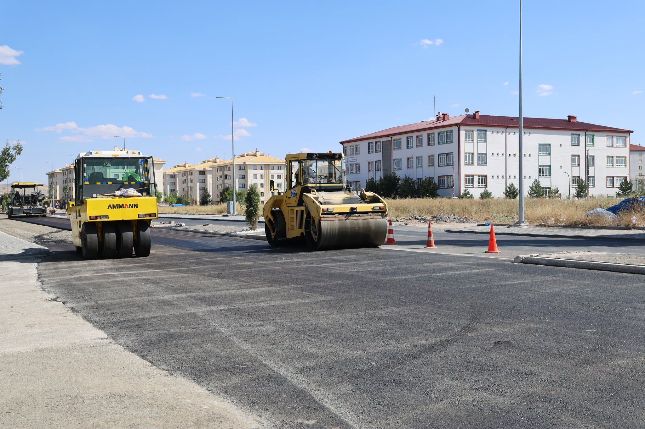 Sivas'ta bir cadde bitiyor, diğerinde asfalt mesaisi başlıyor!
