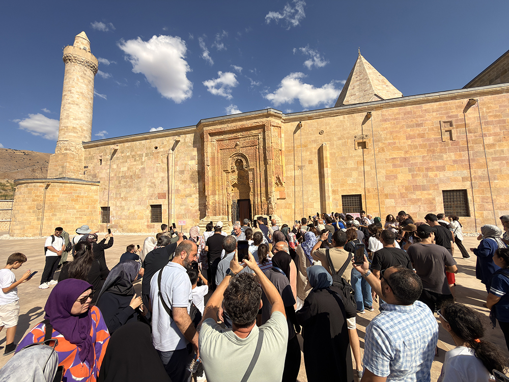 Ulu Cami’nin gizemli gölgesi ilgi odağı