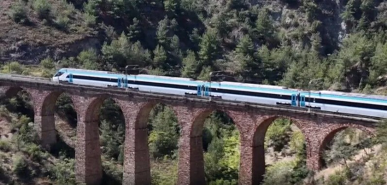 Milli elektrikli tren 250 kilometre hıza ulaştı