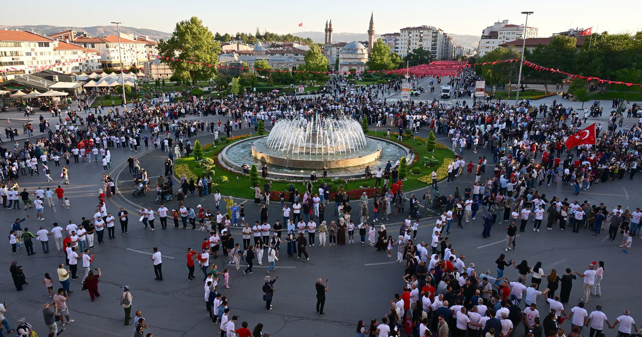 Dev halayda Sivas tek yürek