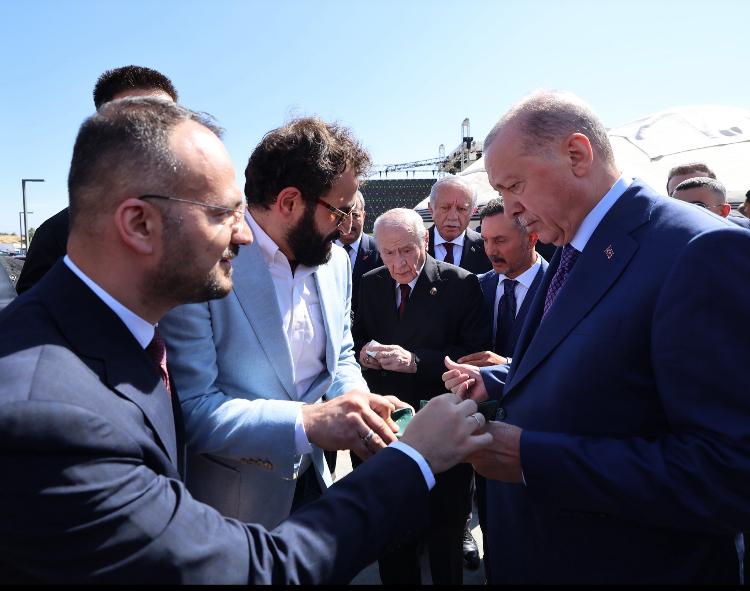 Sivaslı girişimciden Cumhurbaşkanı’na özel saat
