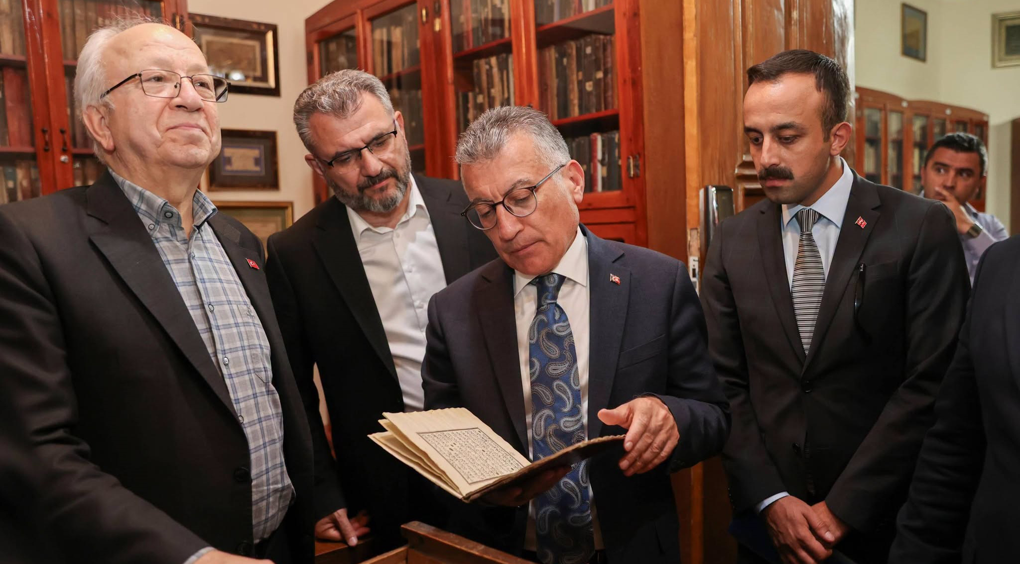 Abdullah Güler’den Ziya Bey Kütüphanesine özel ilgi