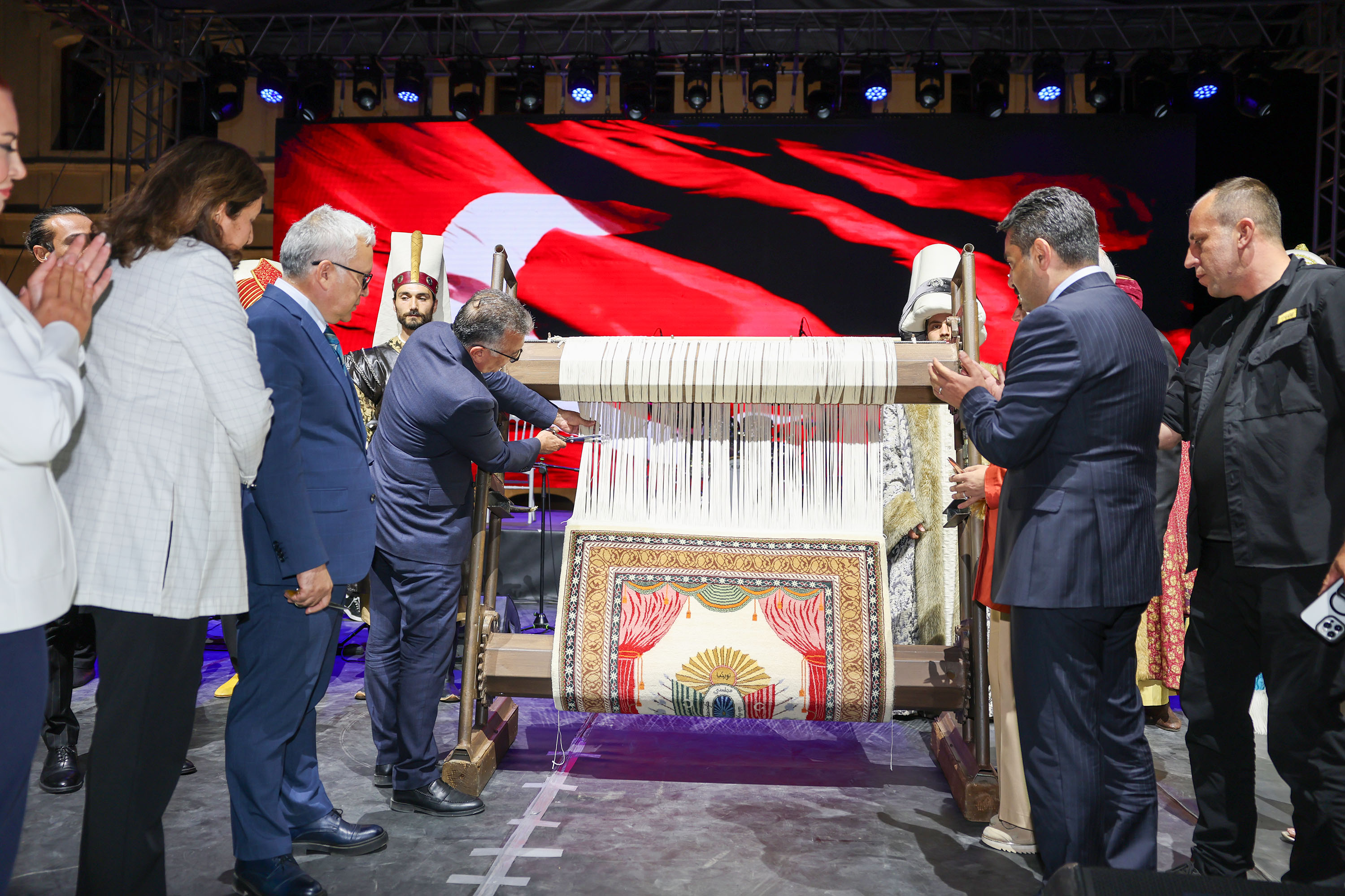 Tarihî halıya son dokunuş