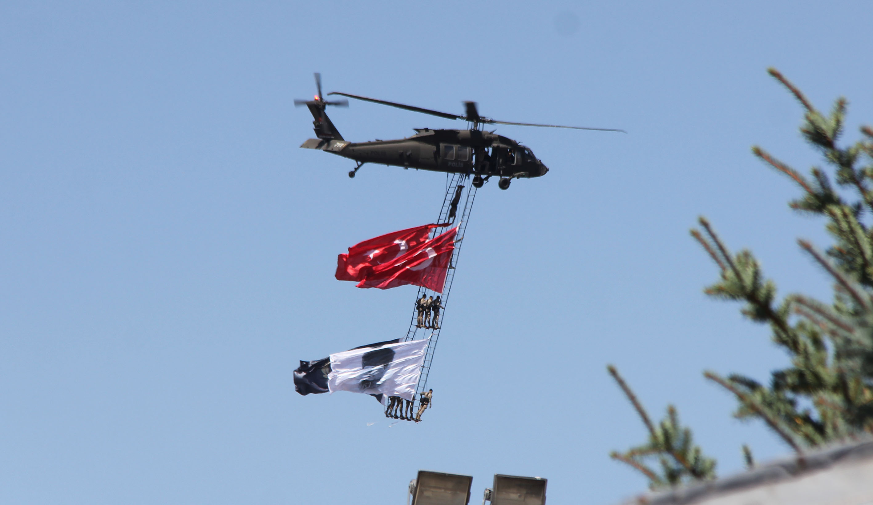 Helikopter gösterisi nefesleri kesti!