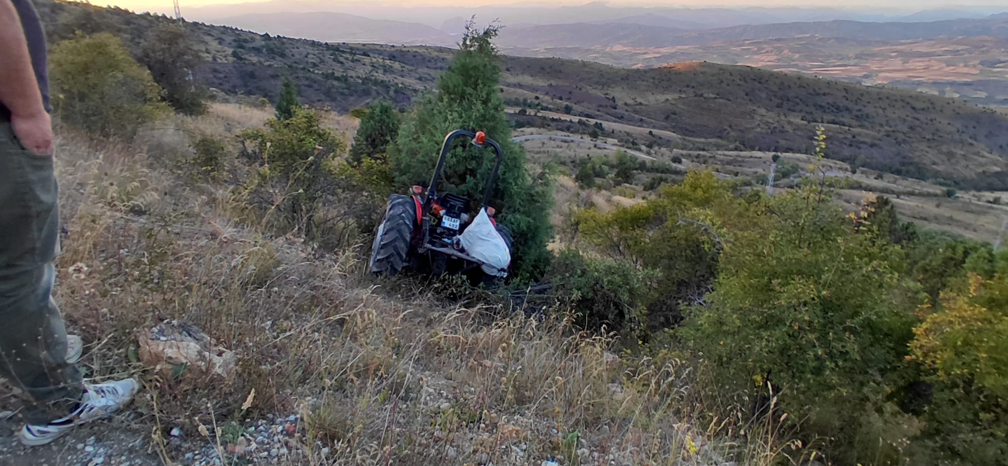 Akıncılar'da devrilen traktördeki 2 kişi yaralandı