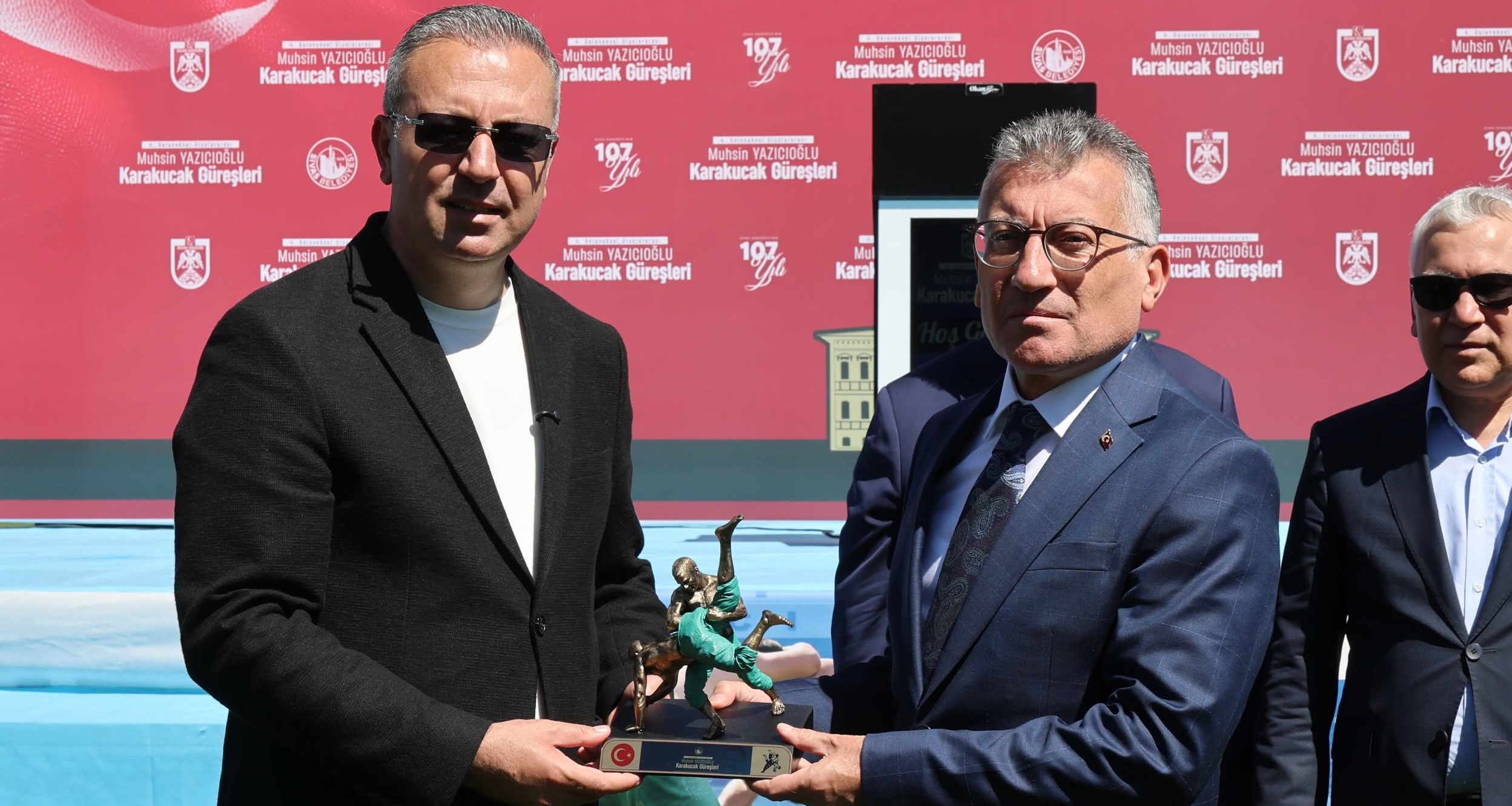 Karakucak Güreşleri’nde destekçilere plaket