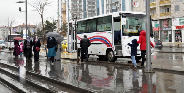 Vatandaş Duraklarda Islanıyor
