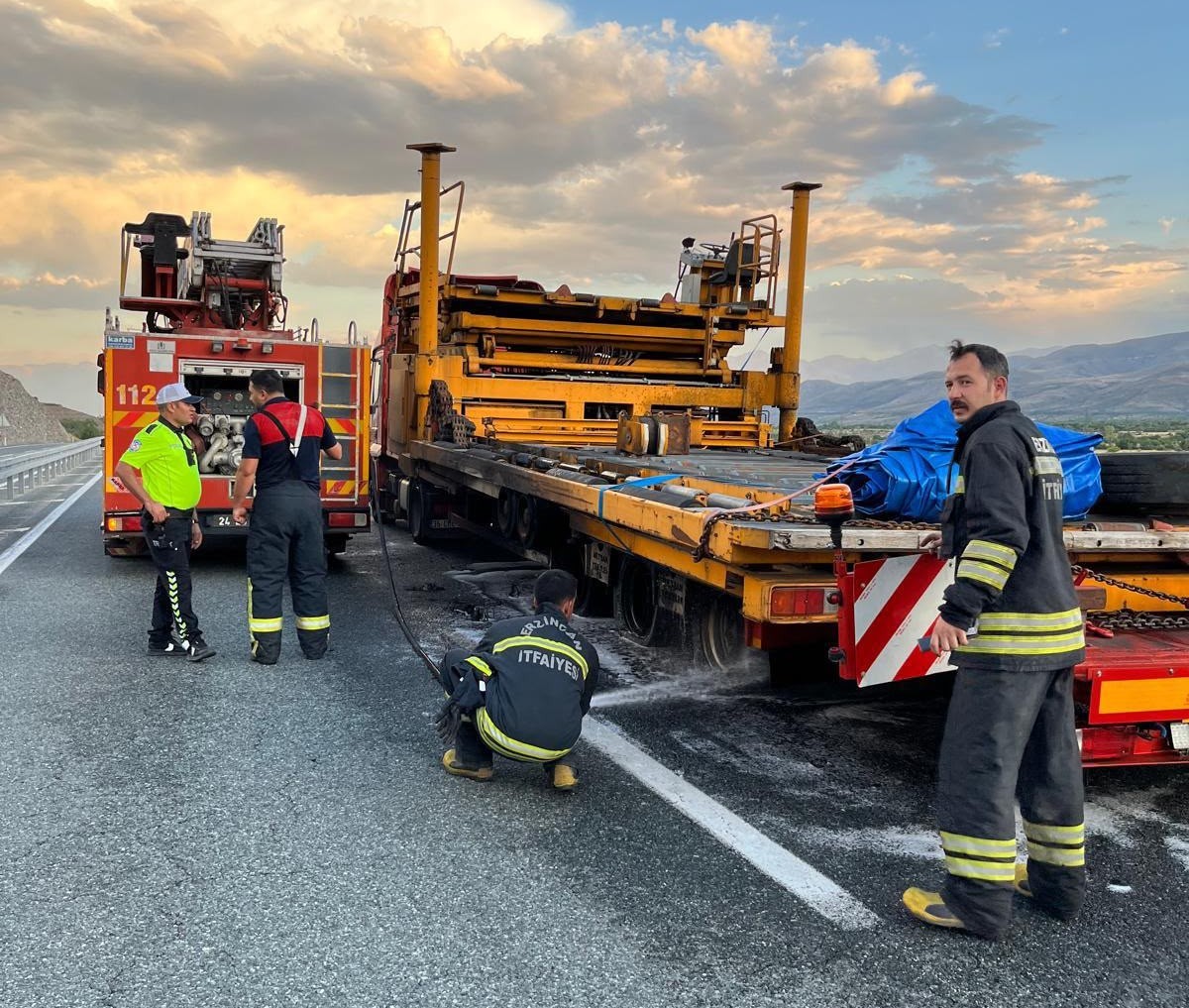 Sivas'tan Erzincan'a giden TIR kaza yaptı