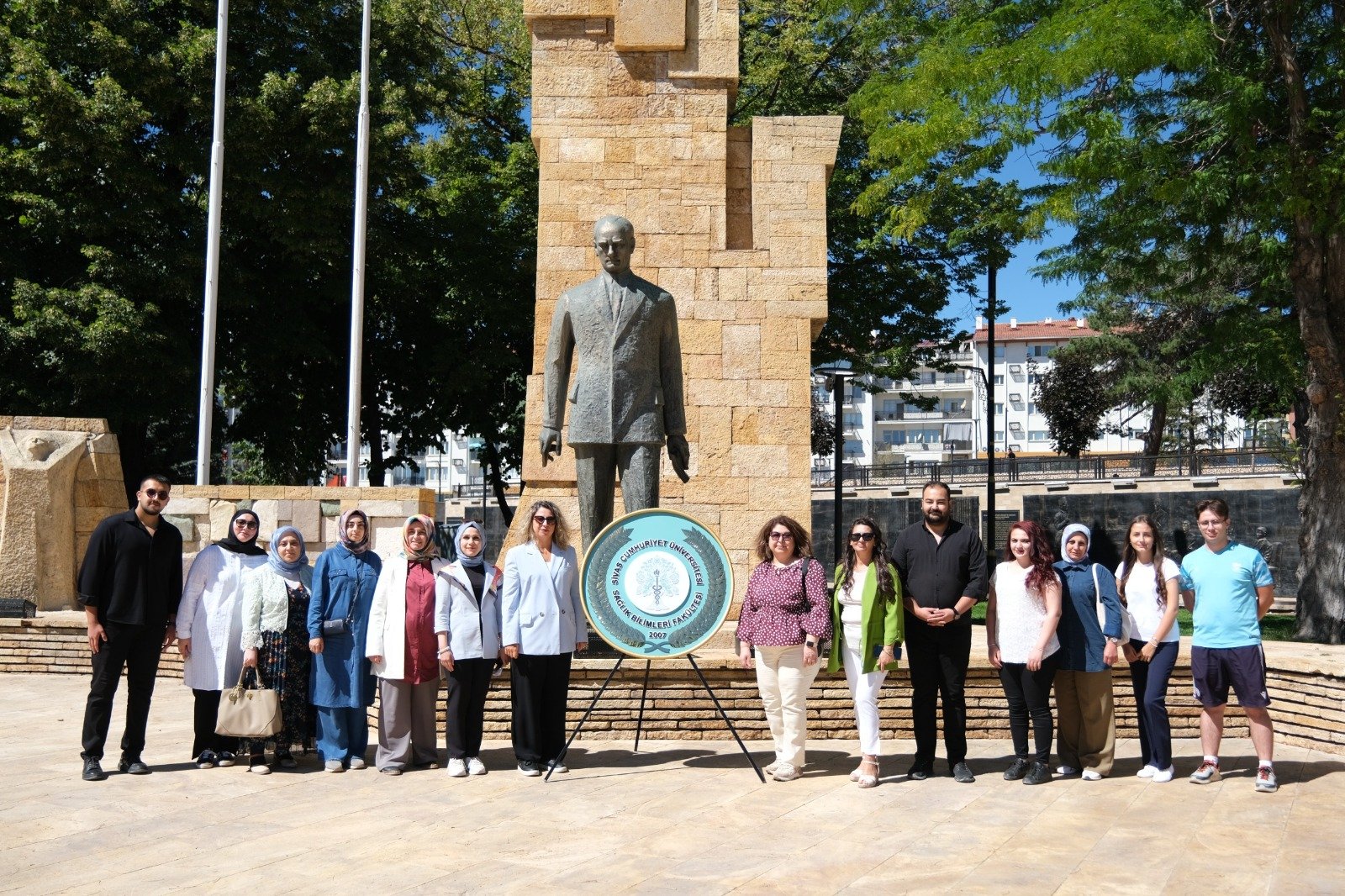 Sivas’ta fizyoterapistler Atatürk Anıtı'na çelenk sundu!