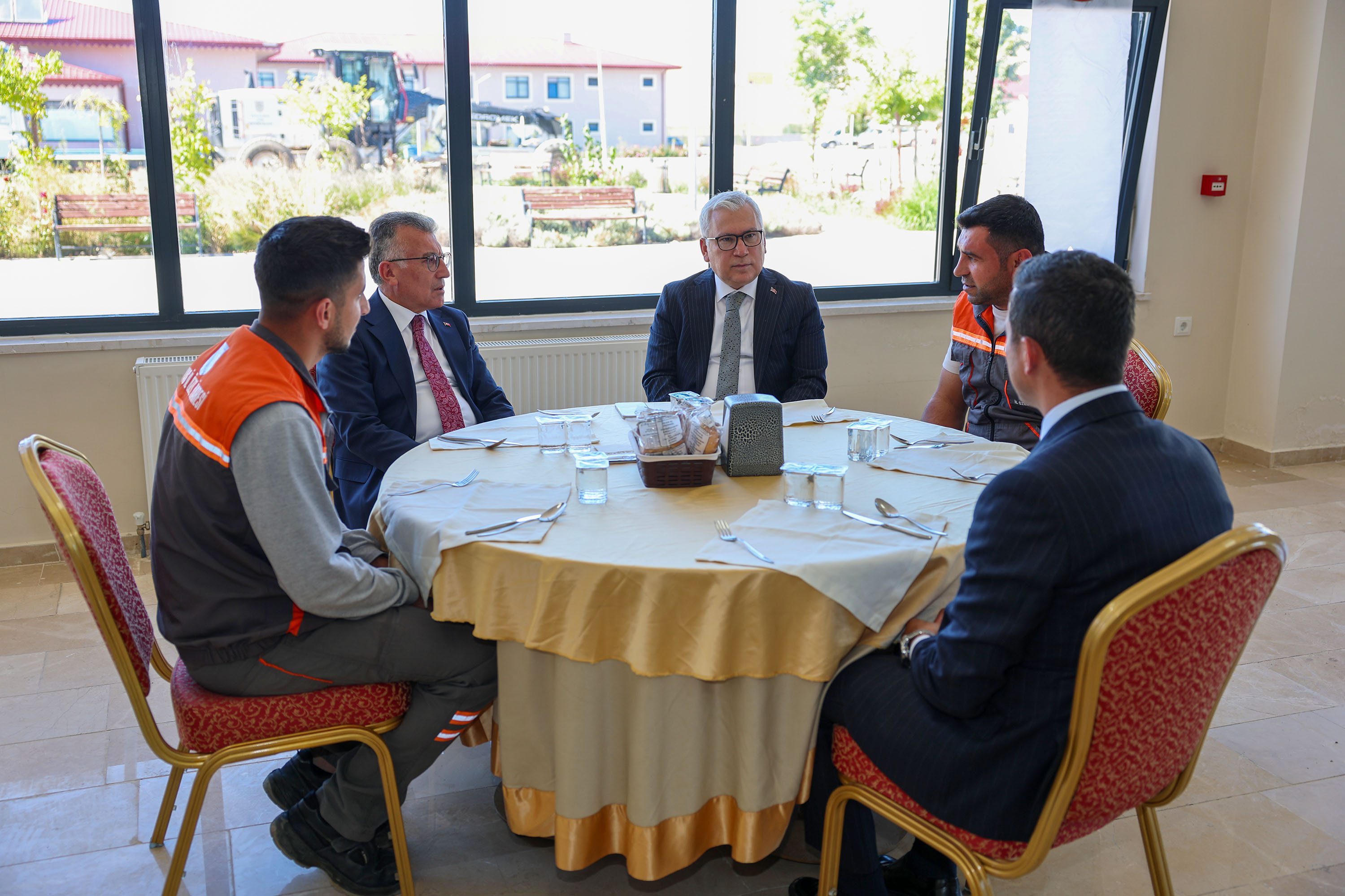 Sivas protokolü makine ikmal'e çıkarma yaptı: "Bu başarının arkasında sizin emeğiniz var!"