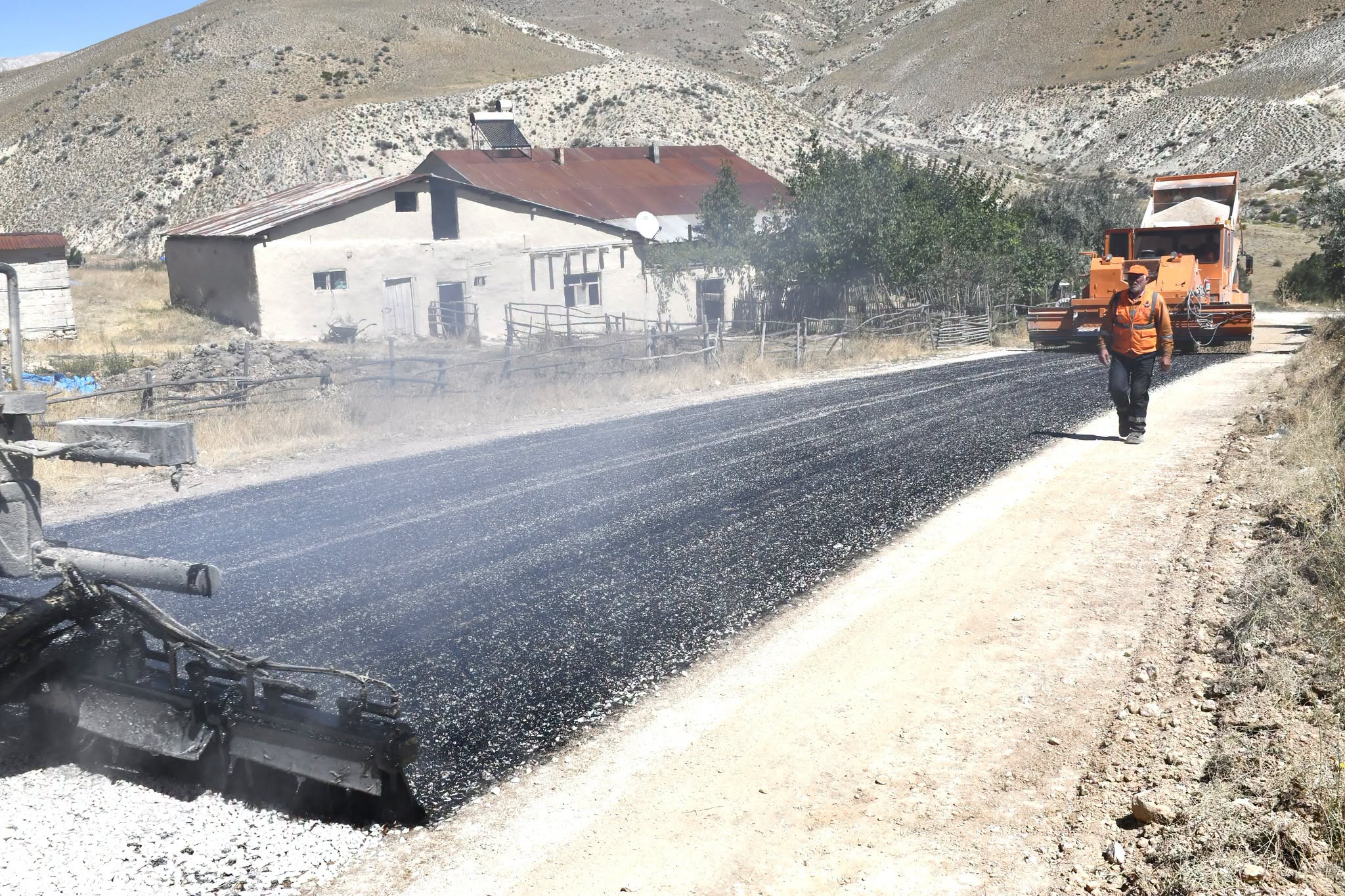 Gürün kırsalında konforlu ulaşım dönemi: 5 kilometrelik stabilize yol asfaltlandı!