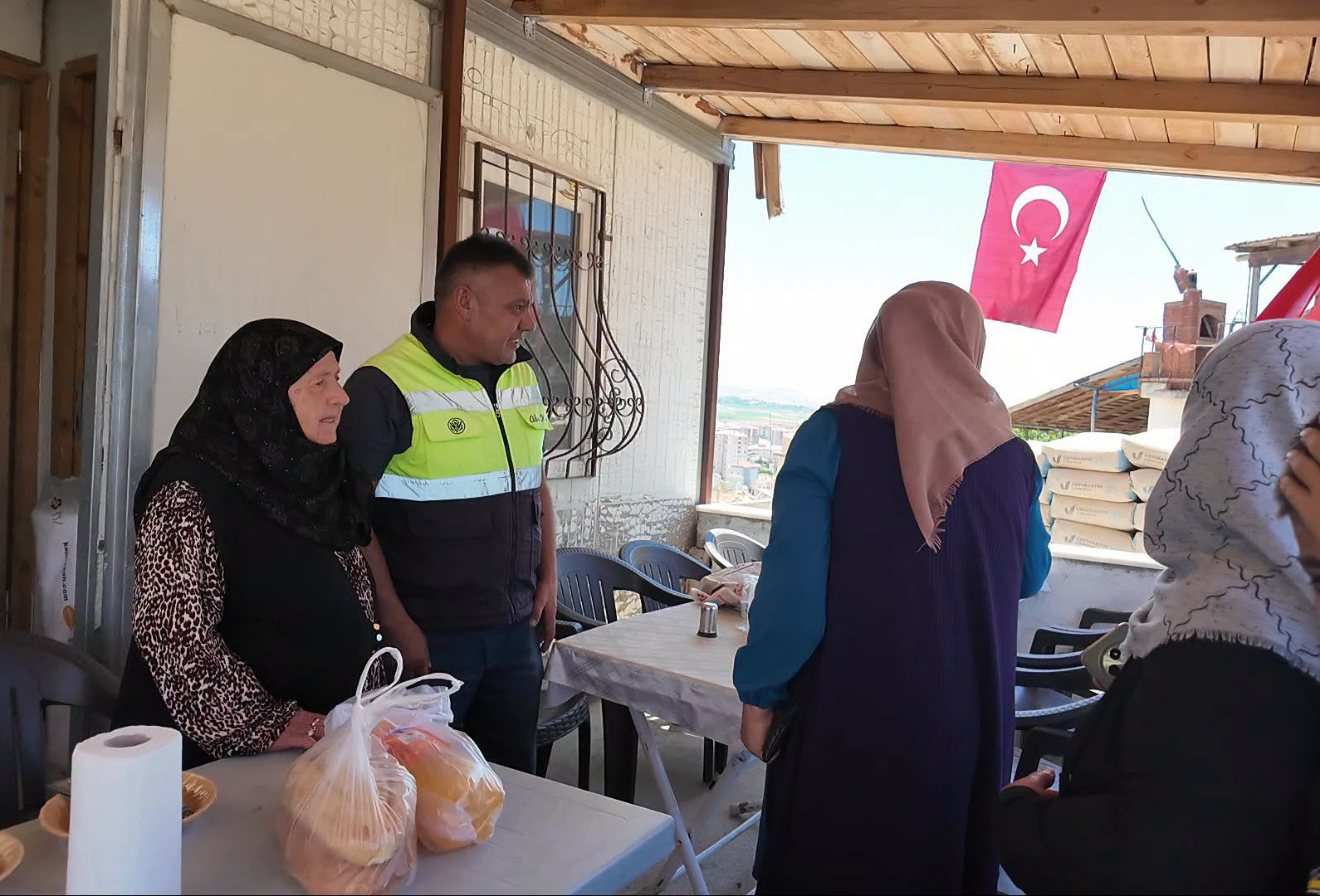 85 yaşında taş taşıyor, 76 yaşında ustalara tatlı yapıyor: İşte Sivas’ın fedakâr kadınları