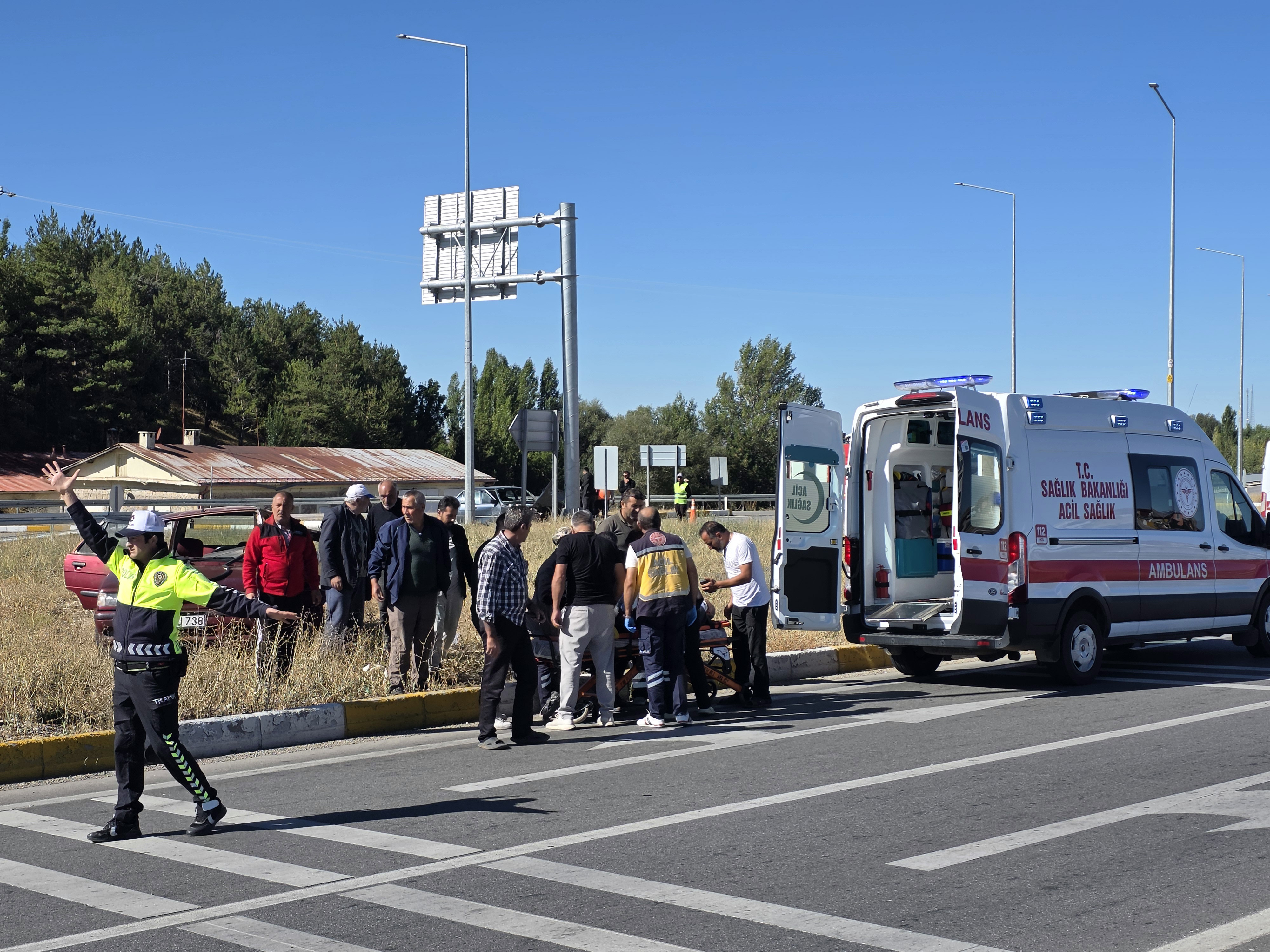 Sivas'ta iki otomobilin çarpıştığı kazada 2'si ağır, 3 kişi yaralandı