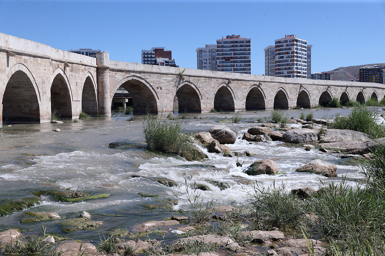 Selçuklu mirası Eğri Köprü ışıl ışıl olacak: Sivas Belediyesi’nden 12 bin renkli dev ihale!