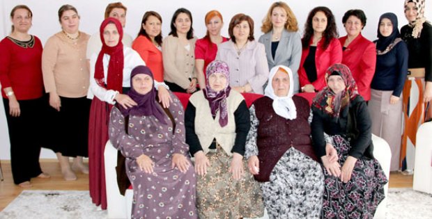 Yaşlılarla bir araya geldi