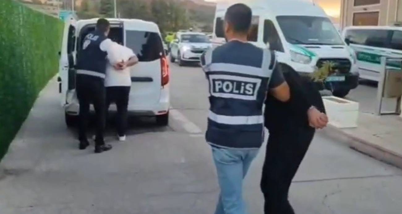 "Polis ve savcıyız" diyerek kandırdılar, altınlarla kaçarken yakalandılar