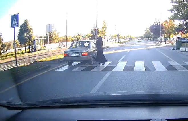Yaya geçidinde otomobilin altında kalmaktan son anda kurtuldu