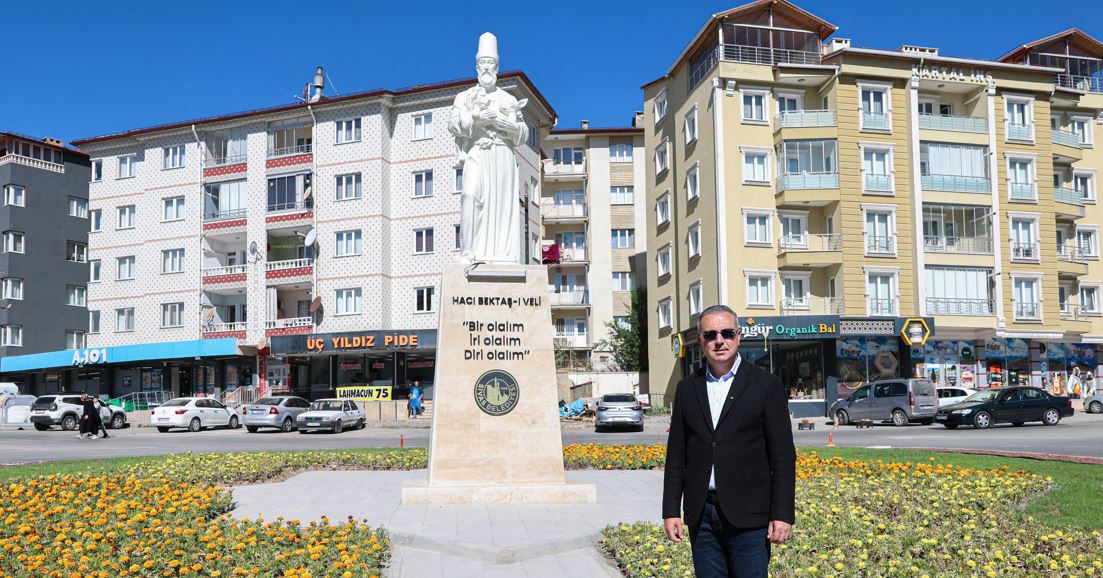 Hacı Bektaş-ı Veli heykeli Sivas'a yakıştı