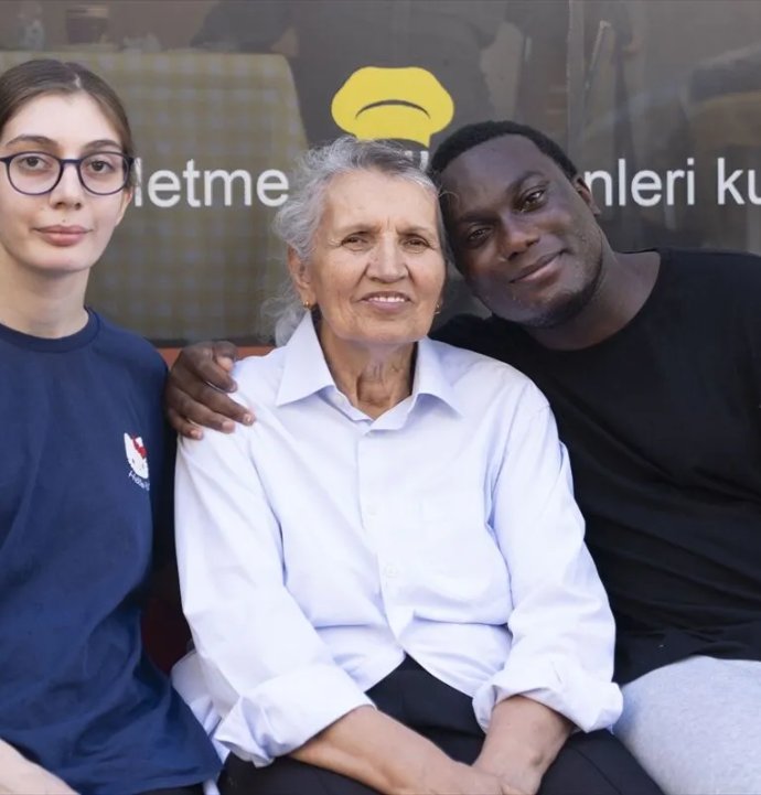 "Umut Evleri"yle gençlerin hayata tutunmalarına destek oluyor