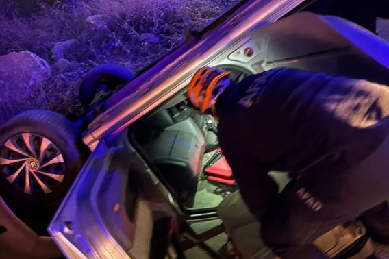 Sivas'ta devrilen otomobildeki 1 kişi öldü, 2 kişi yaralandı
