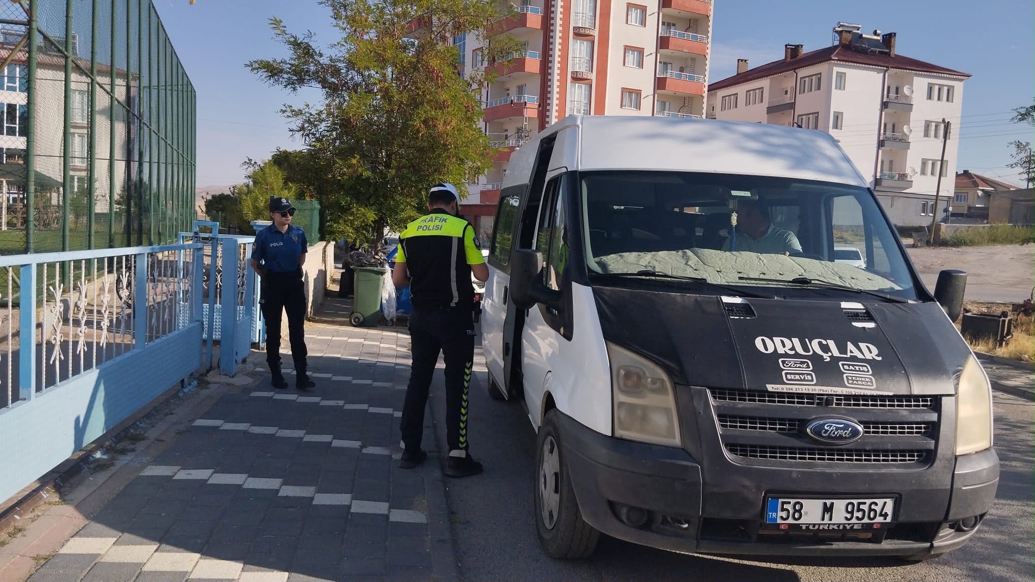Altınyayla’da ilk ders günü emniyet düğmeye bastı! O servis aracı trafikten men edildi!