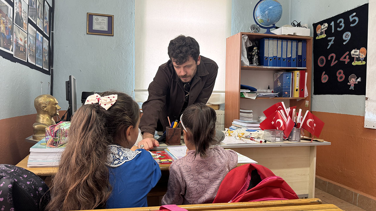Okulun tek öğrencisi İlayda'ya yeni döneminde arkadaş geldi