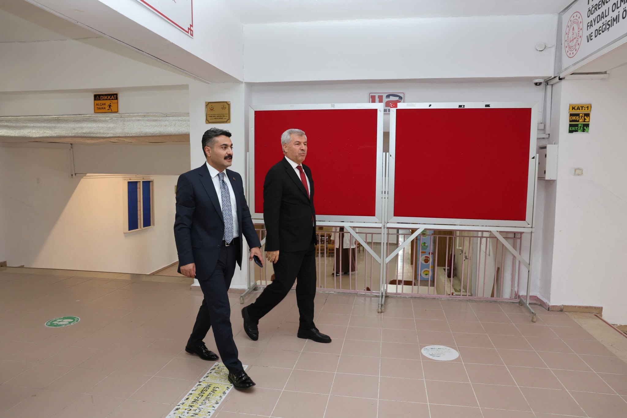 Erdoğan’dan Sivas Lisesi öğretmenlerine ziyaret: Geçici binadaki eğitim-öğretim süreci ele alındı!