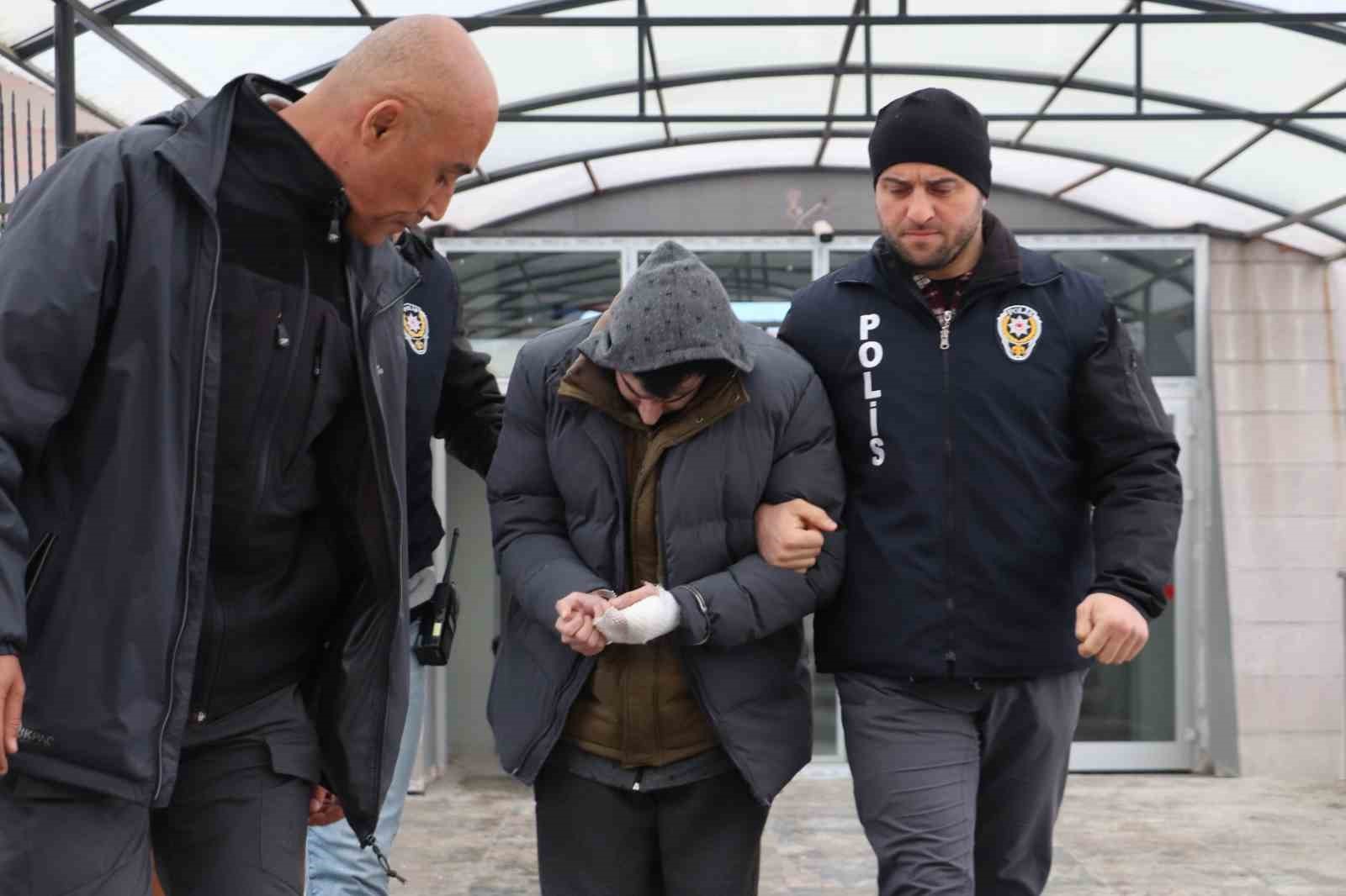 Üvey babasını bıçaklayarak öldürdü