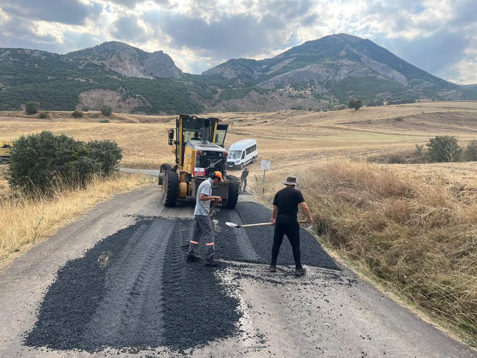 Suşehri İlçe Özel İdaresi sahada! Bozuk yollar tek tek onarılıyor!