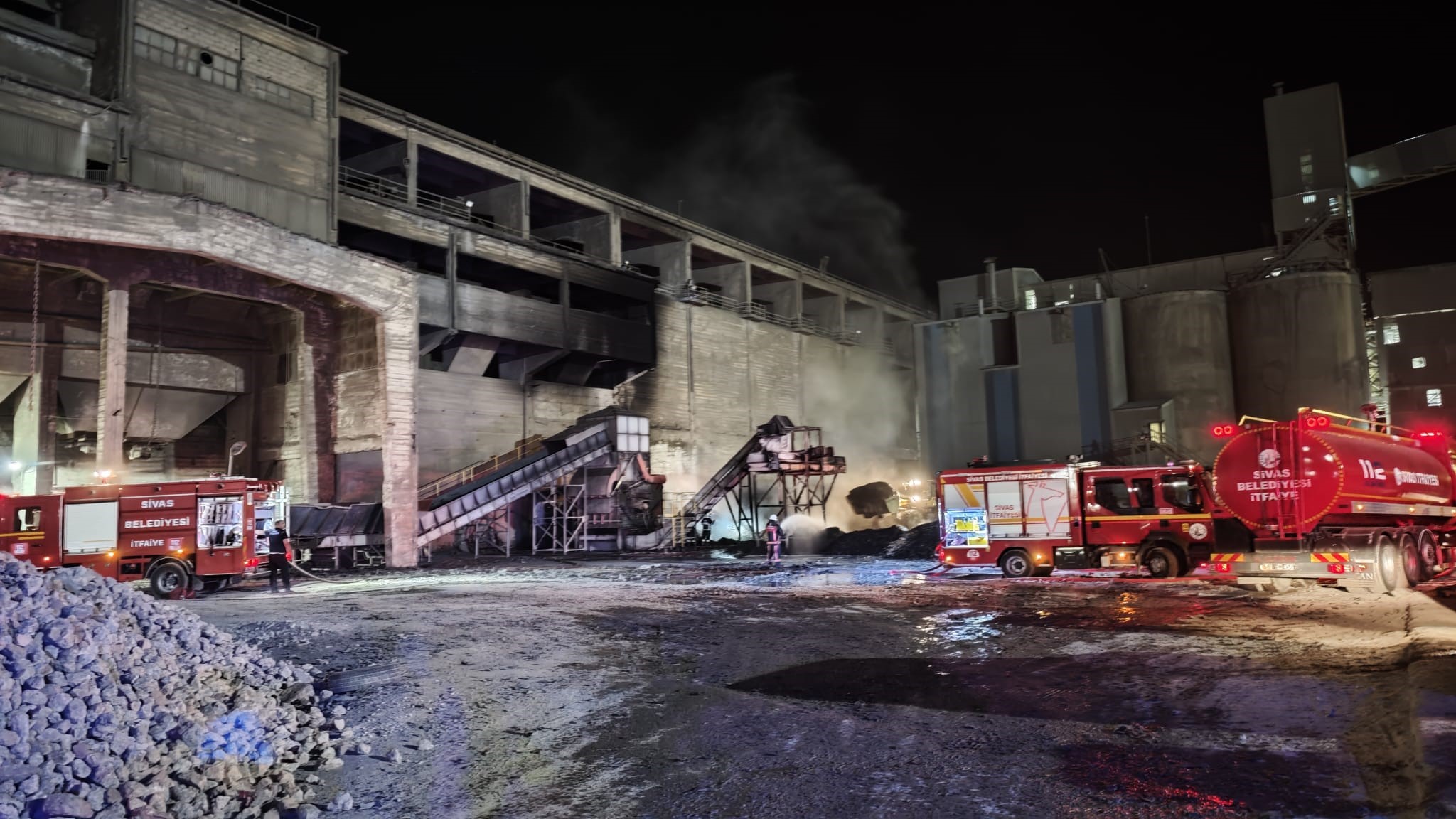 Sivas’ta çimento fabrikasında korkutan yangın