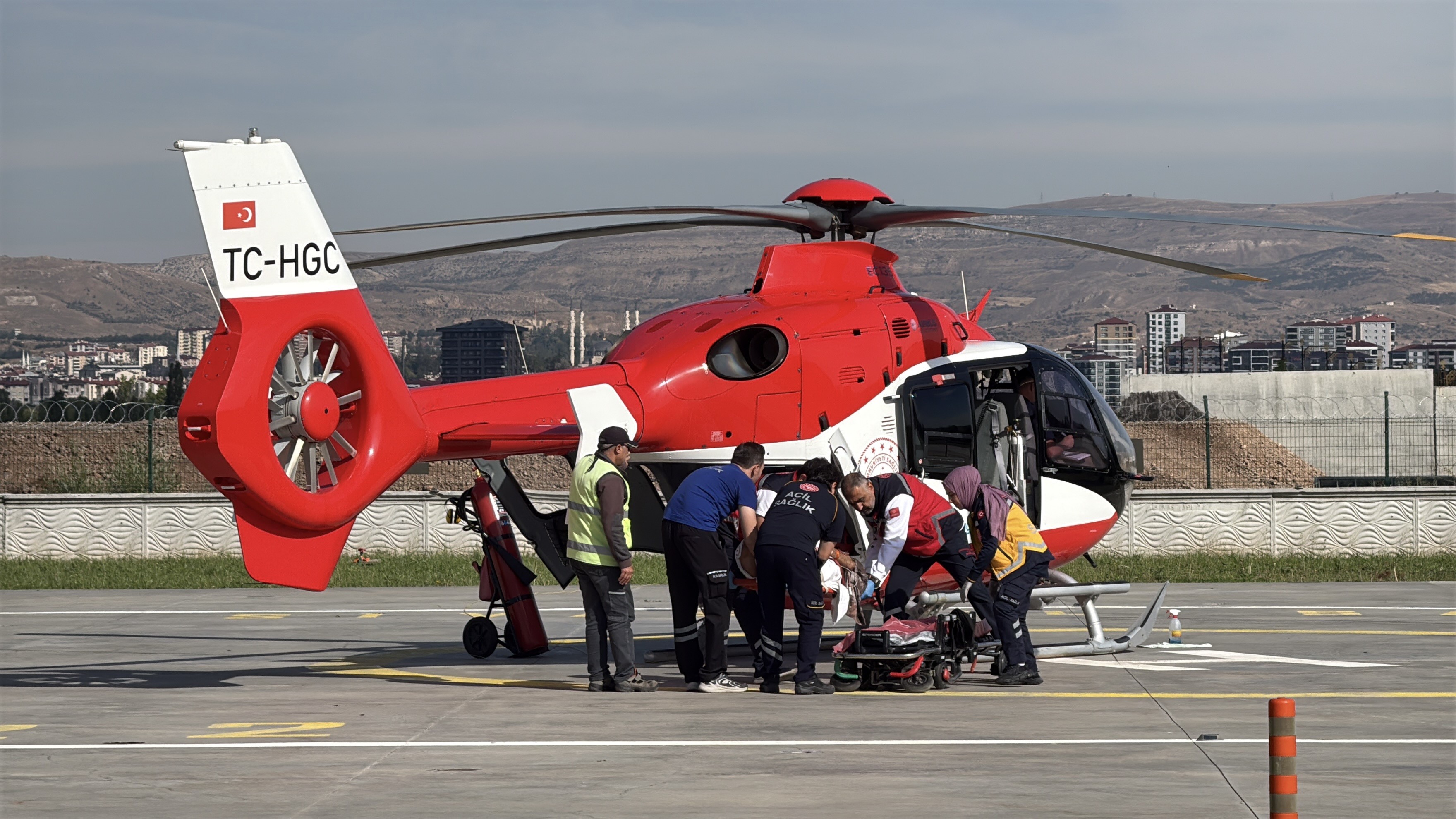 Ayı saldırdı, ambulans helikopterle Sivas'a getirildi