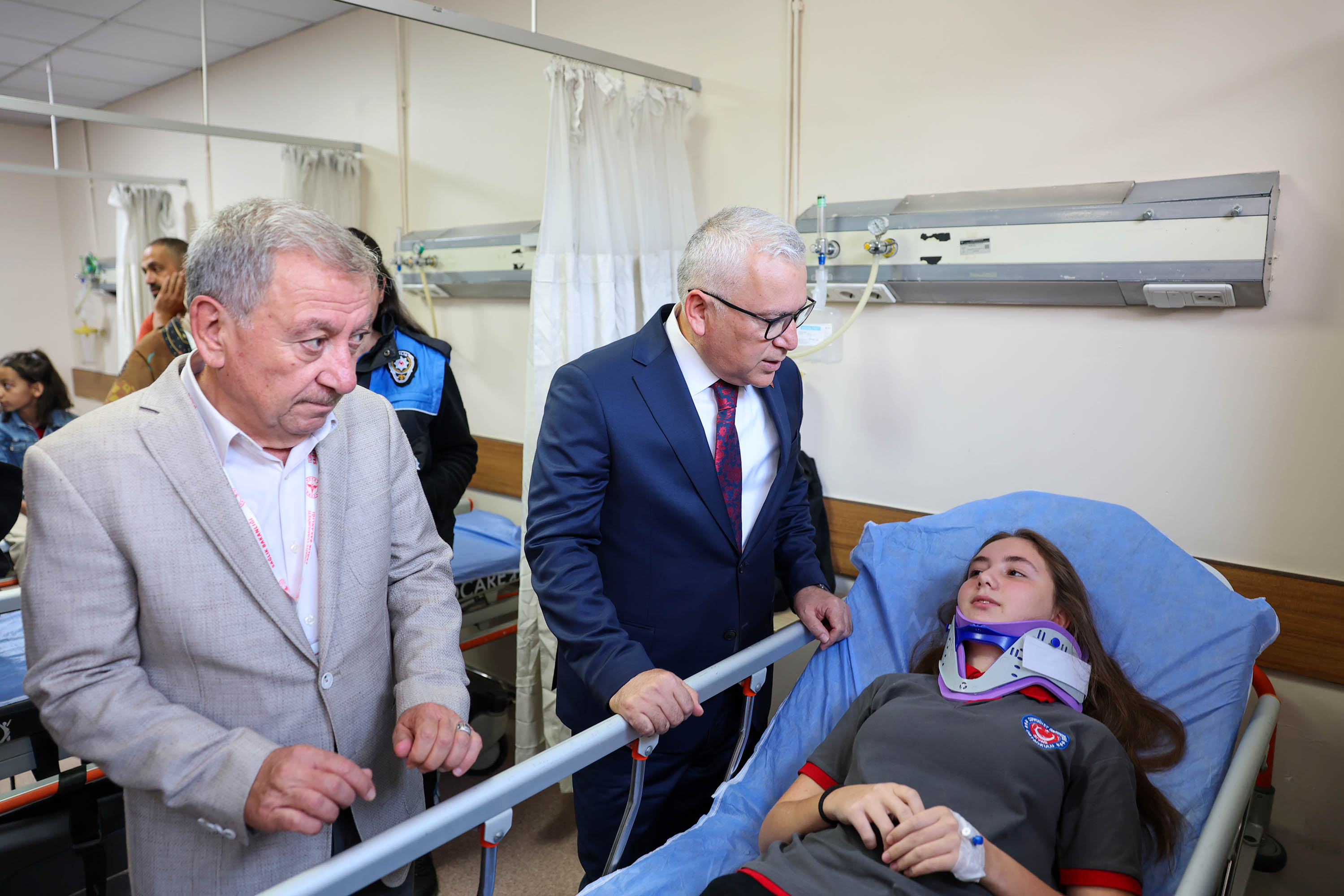 Sivas'ta okul servisi kaza yaptı! Vali Şimşek hastaneye koştu