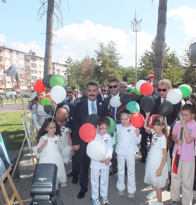 Sivas'ta uçurtmalar Gazzeli çocuklar için gökyüzüne bırakıldı