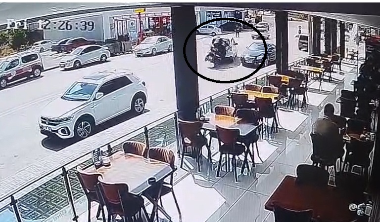 Sivas'ta hafif ticari araç ile üç tekerlekli motosiklet çarpıştı