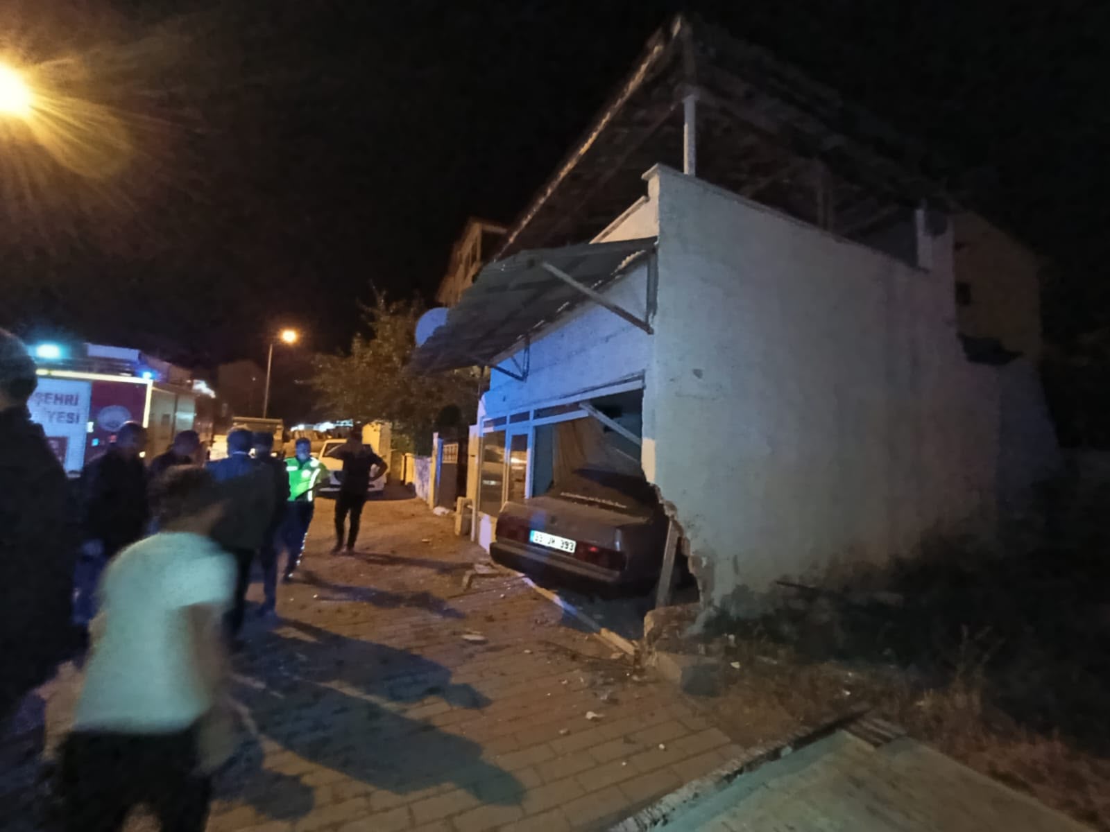 Sivas'ta otomobil garaj duvarına çarptı
