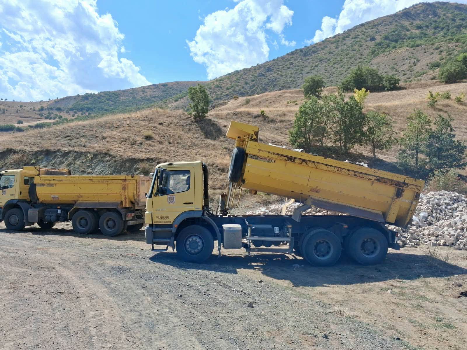 Suşehri Kaymakamlığı'ndan Saraycık Köyü'ne kilit parke taşı desteği!