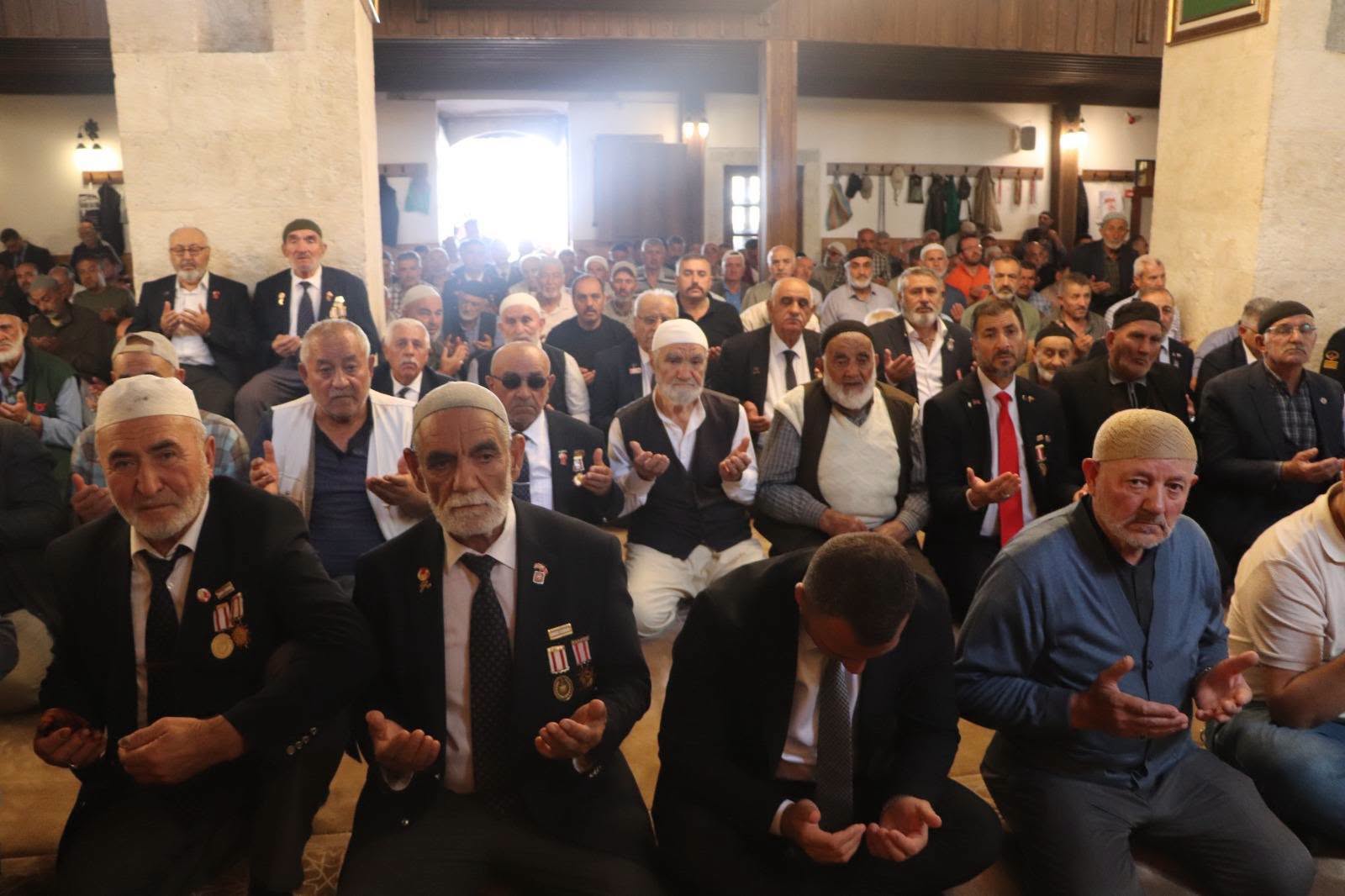 Sivas'ta eller şehit ve gazilerimiz için semaya kalktı