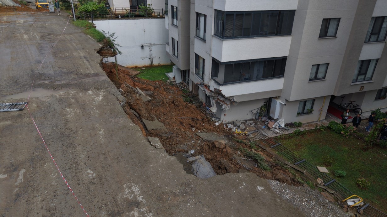 Trabzon’da sağanak hayatı olumsuz etkiledi