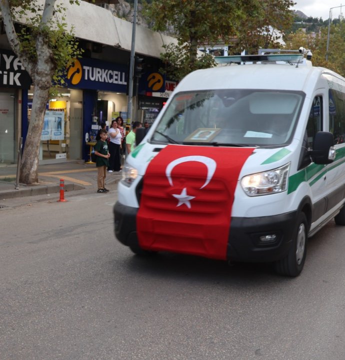 Şehit polisin cenazesini meslektaşları selam vererek uğurladı