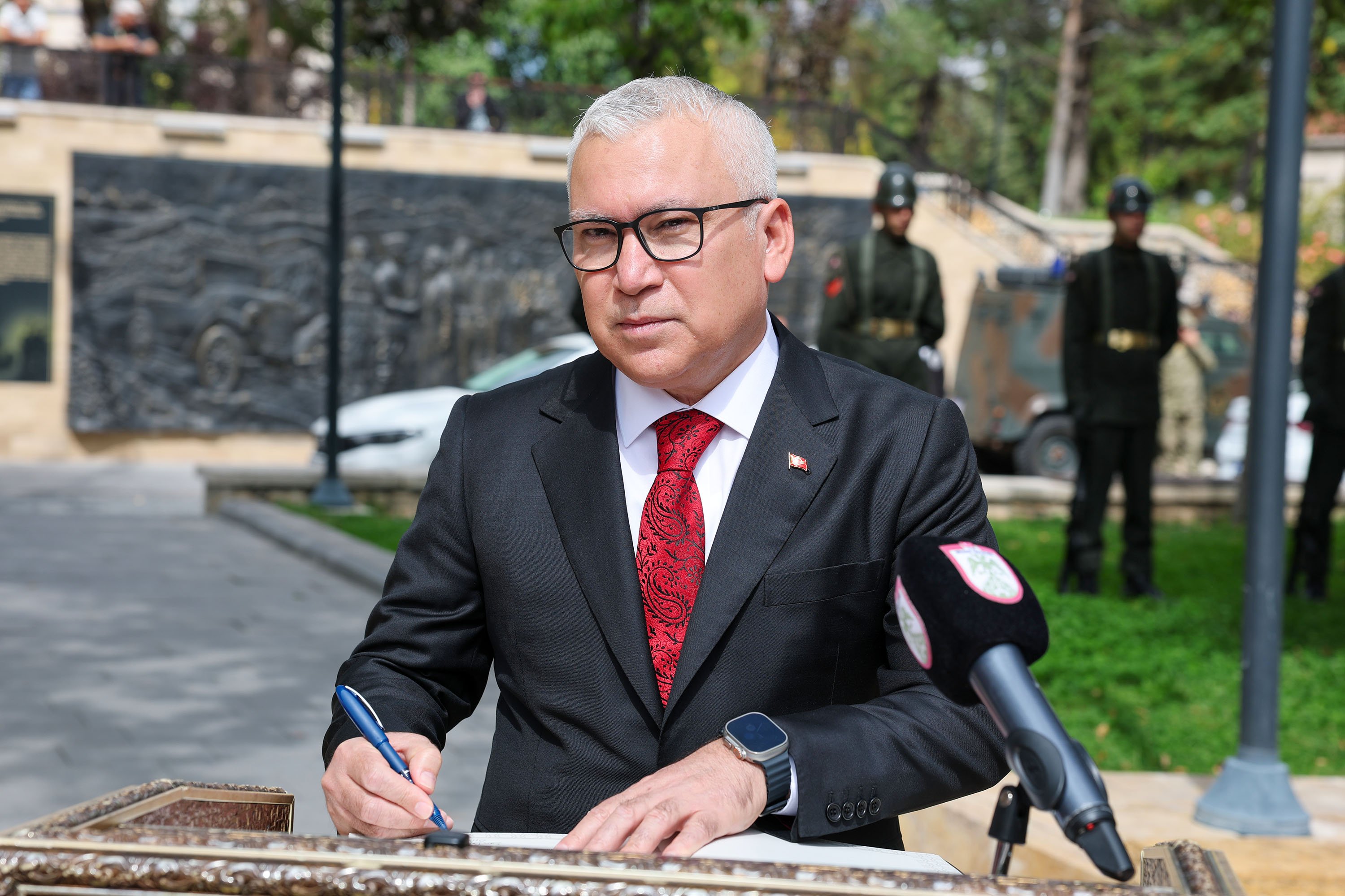 Vali Yılmaz Şimşek Şeref Defterine yazdı: "Ruhunuz Şad Olsun!"