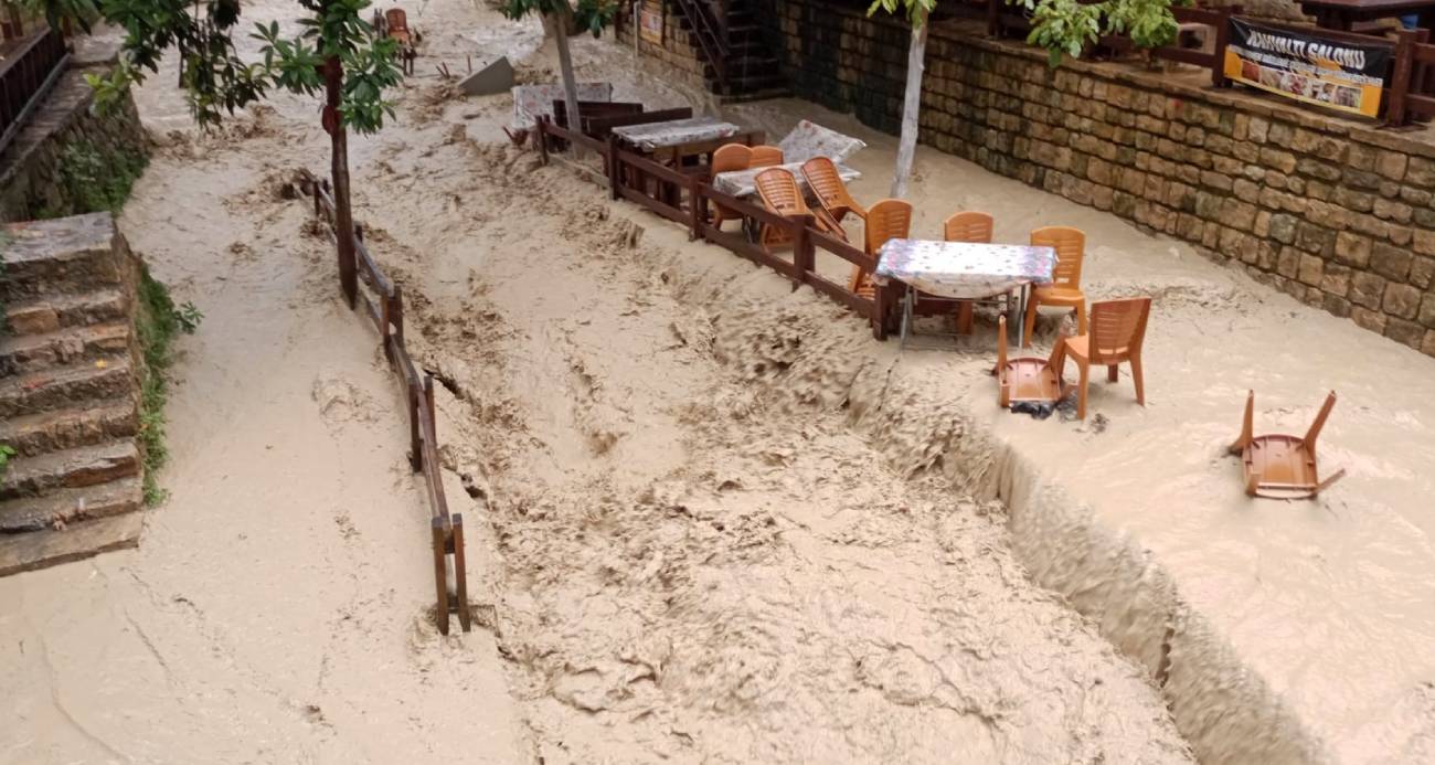 Yağışla birlikte dere taştı, çay bahçesi su içinde kaldı